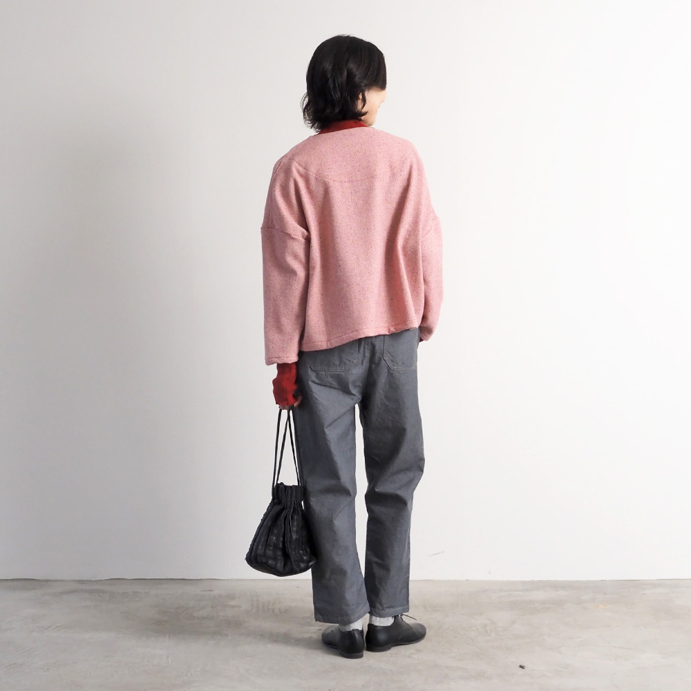 ヘリンボーンネップツイード ワイドジャケット　ジャケットを着た女性の全身