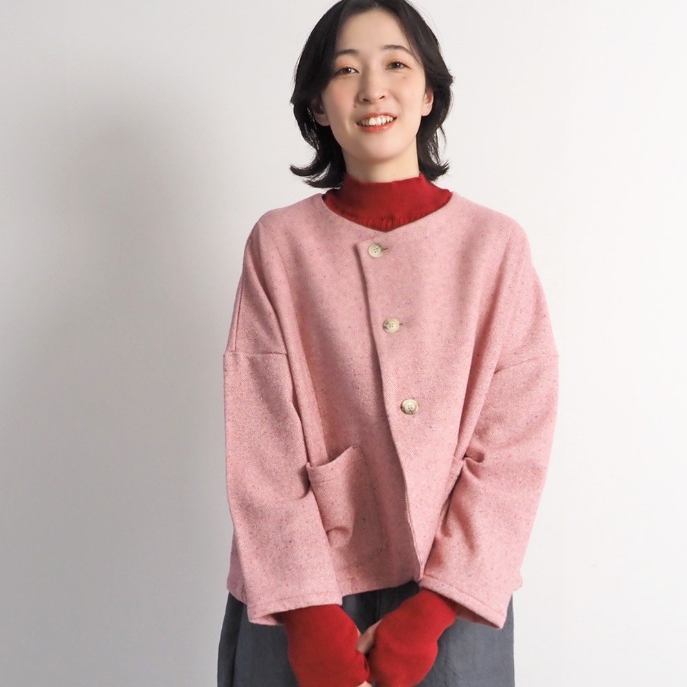 ヘリンボーンネップツイード ワイドジャケット　ジャケットを着た女性の正面