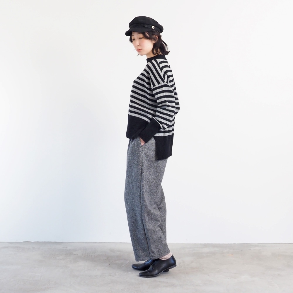 ヘリンボーンネップツイード ワイドスラックス　パンツを着た女性の全身