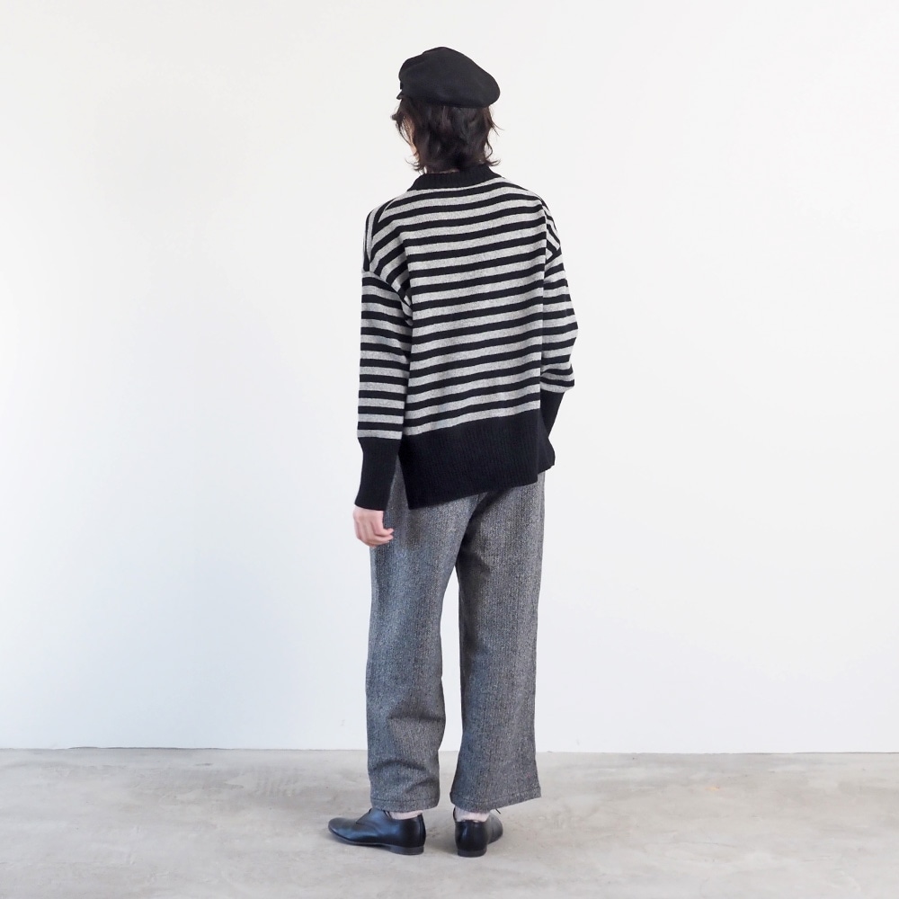 ヘリンボーンネップツイード ワイドスラックス　パンツを着た女性の全身