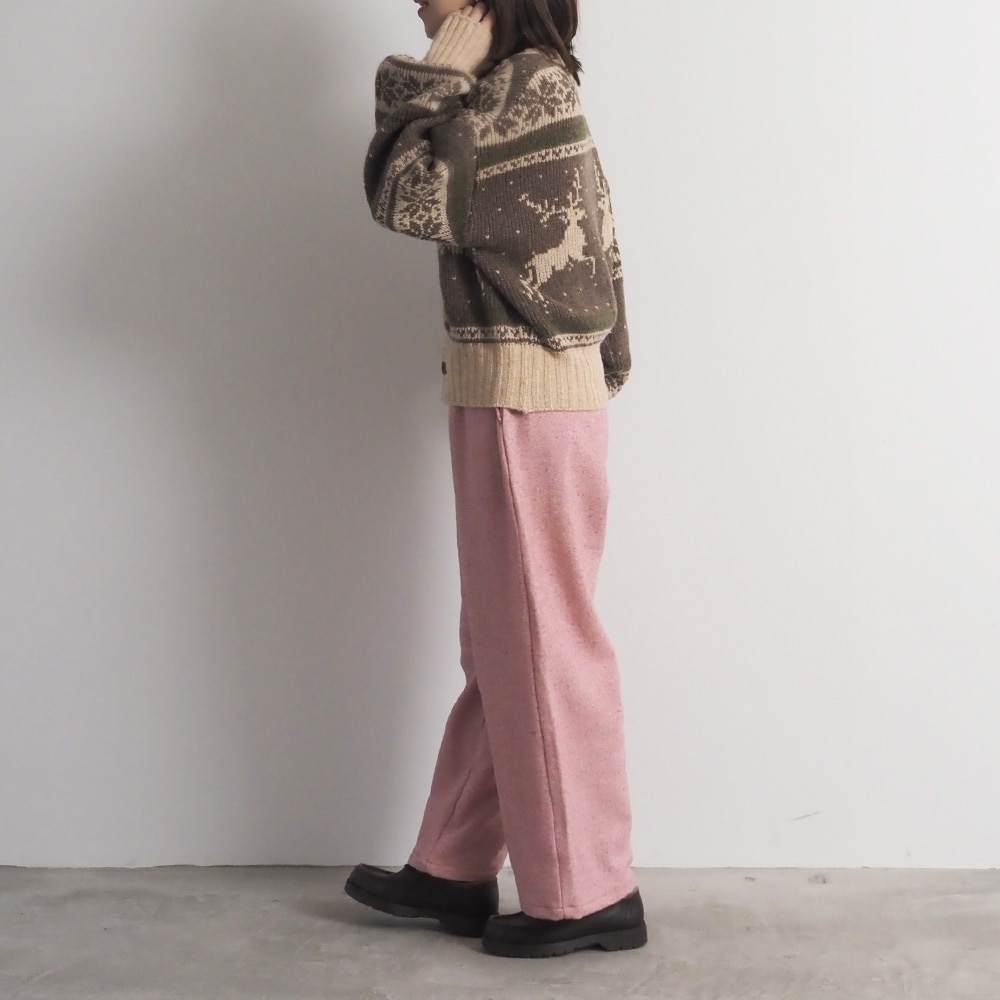 ヘリンボーンネップツイード ワイドスラックス　パンツを着た女性の全身