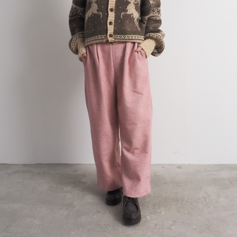 ヘリンボーンネップツイード ワイドスラックス　パンツを着た女性の全身