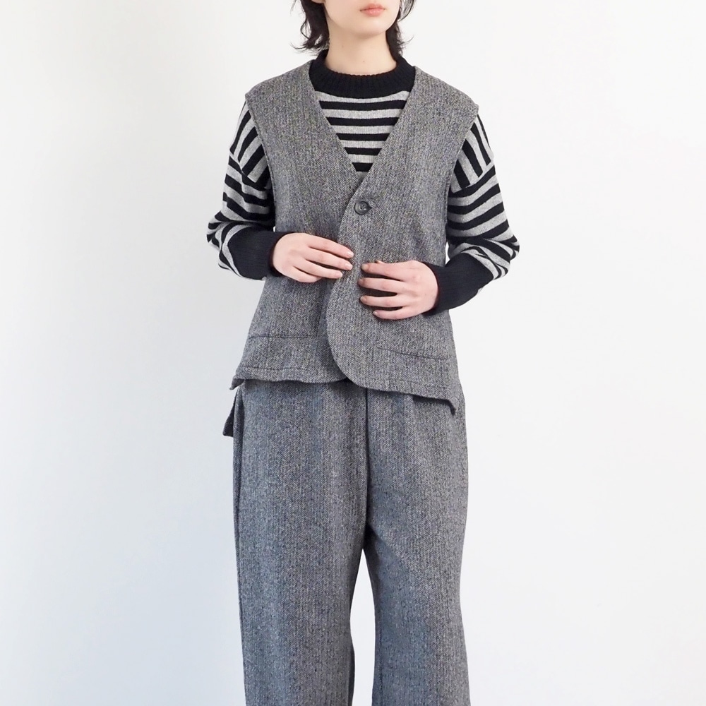 ヘリンボーンネップツイード ワイドスラックス　パンツを着た女性の正面