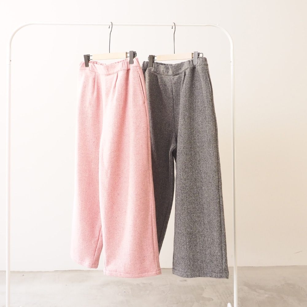 ヘリンボーンネップツイード ワイドスラックス　パンツを着た女性の正面