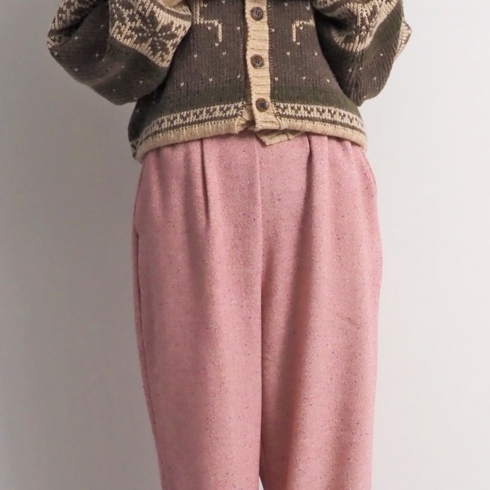 ヘリンボーンネップツイード ワイドスラックス　パンツを着た女性の正面