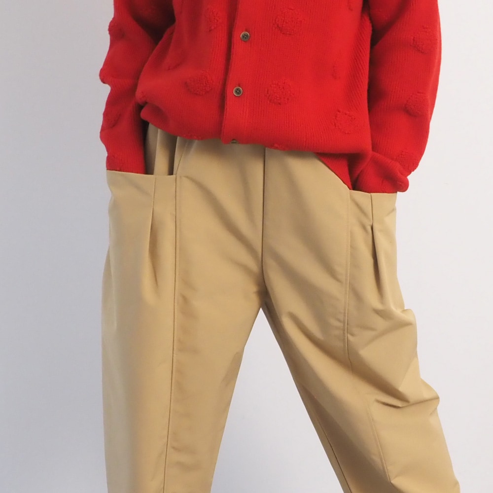 T/Cウェザー撥水加工 ポコカーゴパンツ　パンツを着た女性の正面