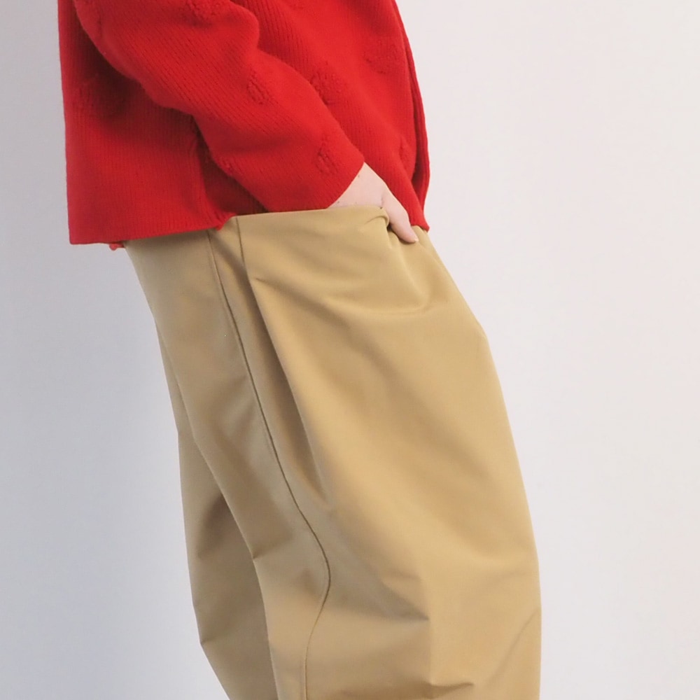 T/Cウェザー撥水加工 ポコカーゴパンツ　パンツを着た女性の正面