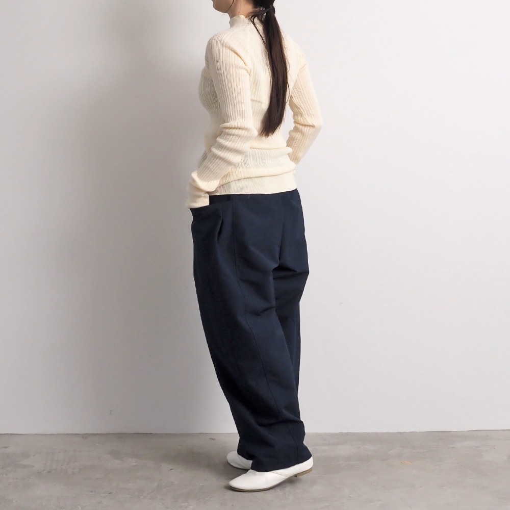 T/Cウェザー撥水加工 ポコカーゴパンツ　パンツを着た女性の全身