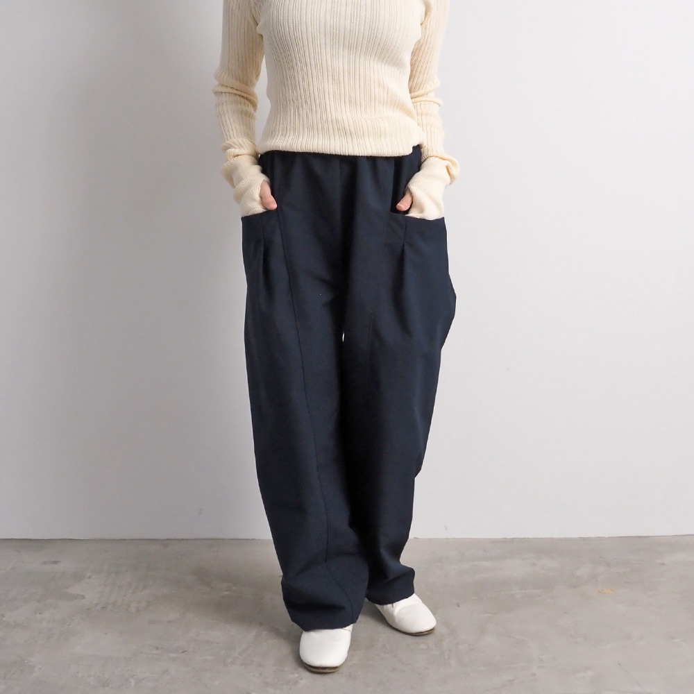 T/Cウェザー撥水加工 ポコカーゴパンツ　パンツを着た女性の全身