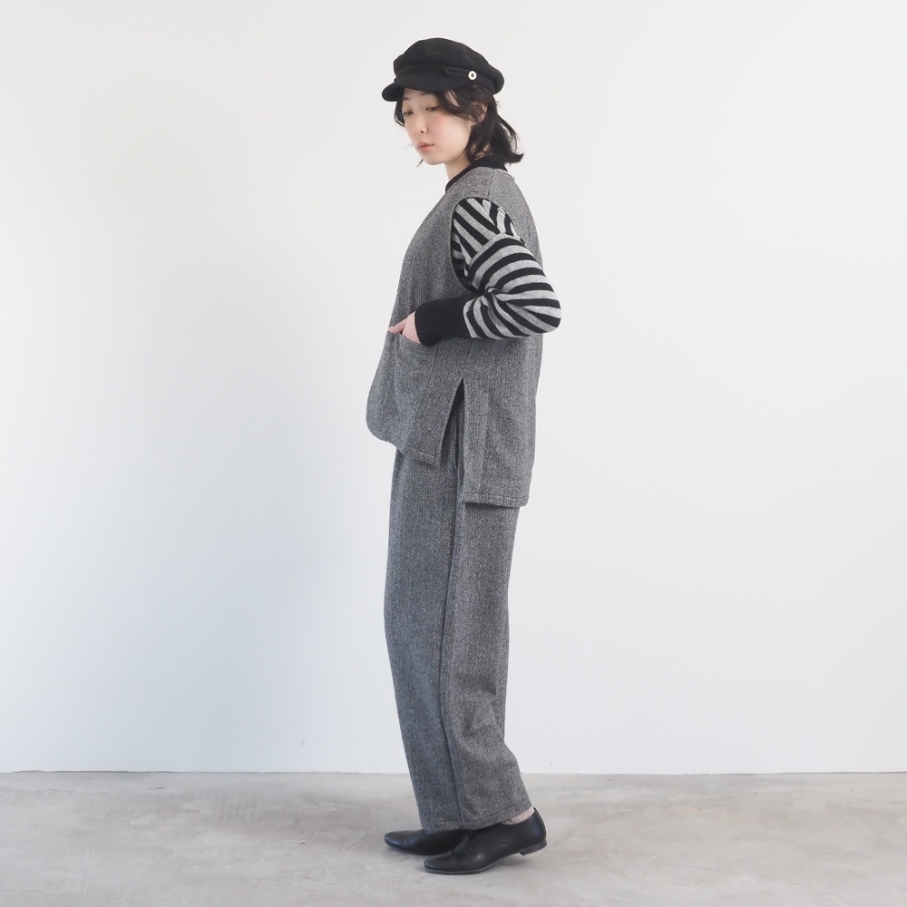 ヘリンボーンネップツイード スリットベスト　ベストを着た女性の全身