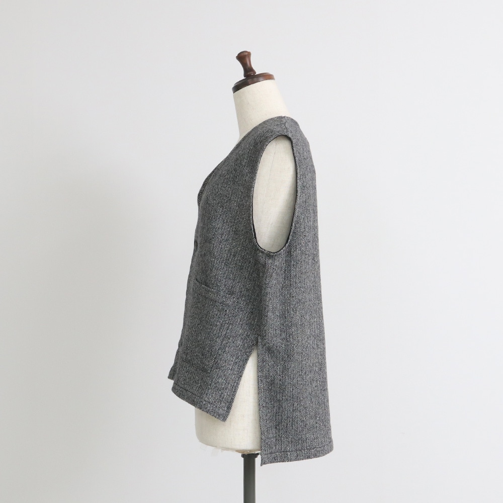ヘリンボーンネップツイード スリットベスト　ベストの正面ディティール