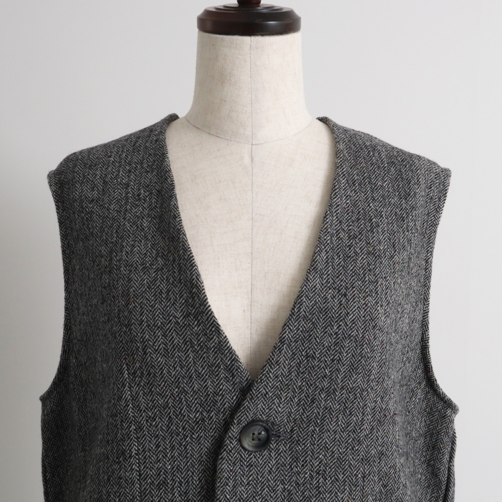 ヘリンボーンネップツイード スリットベスト　ベストの正面ディティール