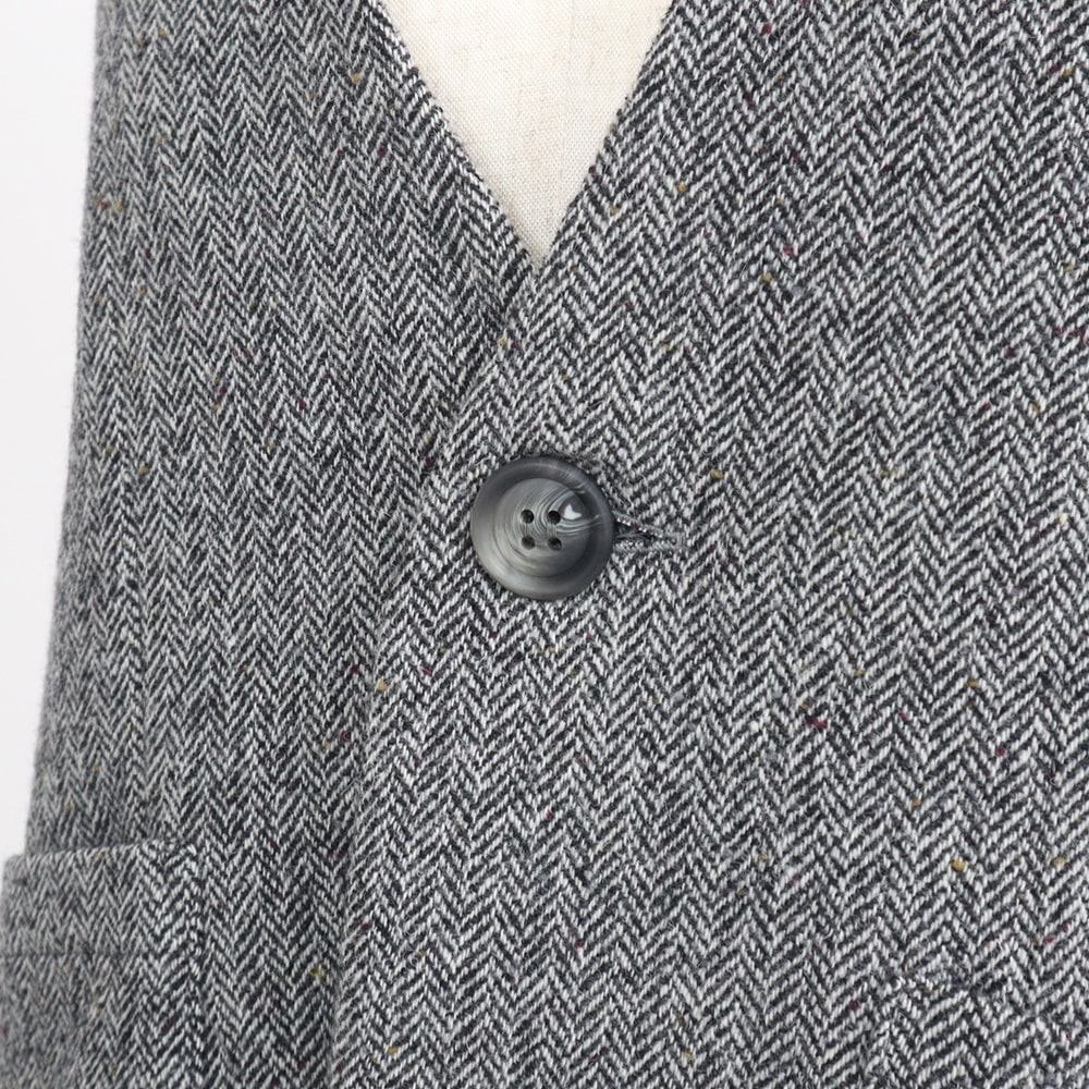ヘリンボーンネップツイード スリットベスト　ベストの正面ディティール