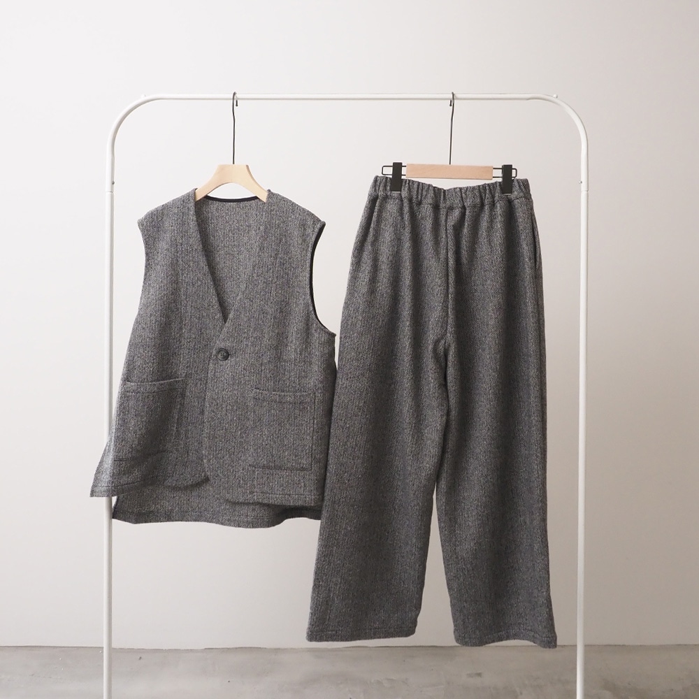 ヘリンボーンネップツイード スリットベスト　ベストを着た女性の正面