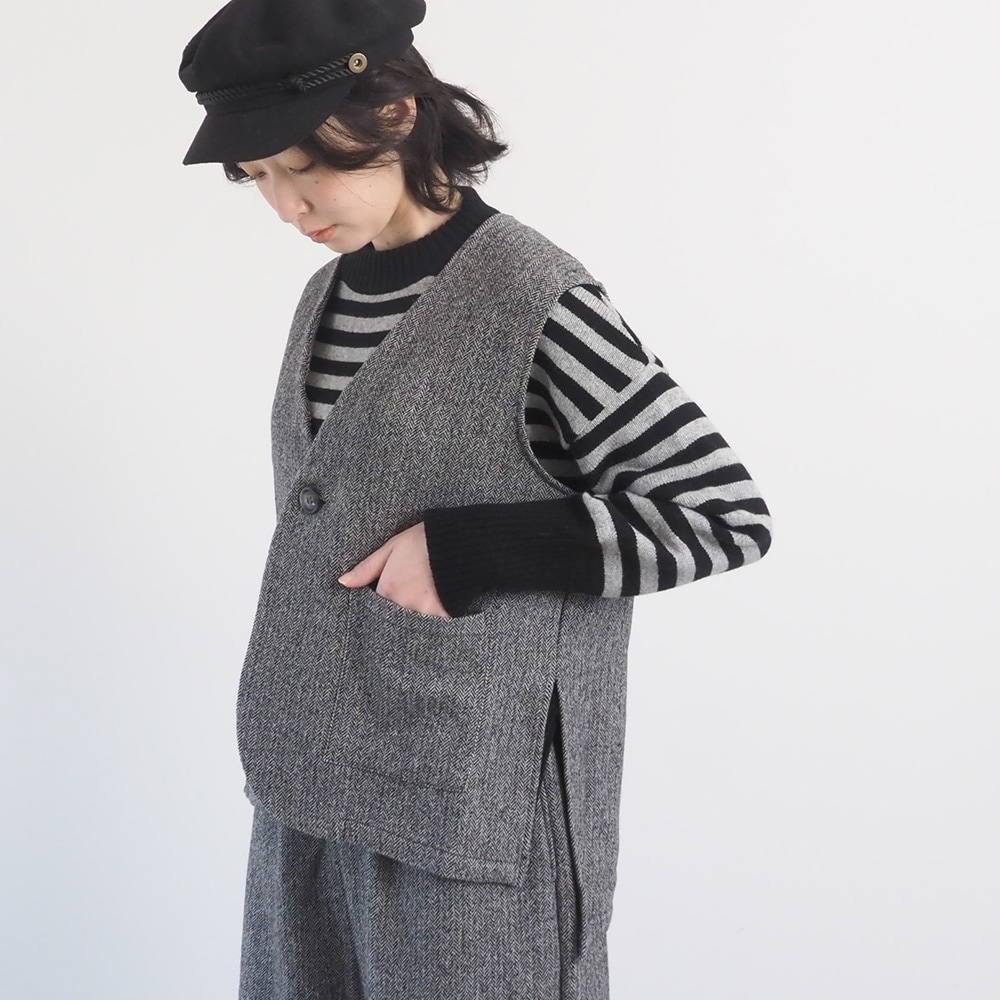 ヘリンボーンネップツイード スリットベスト　ベストを着た女性の正面