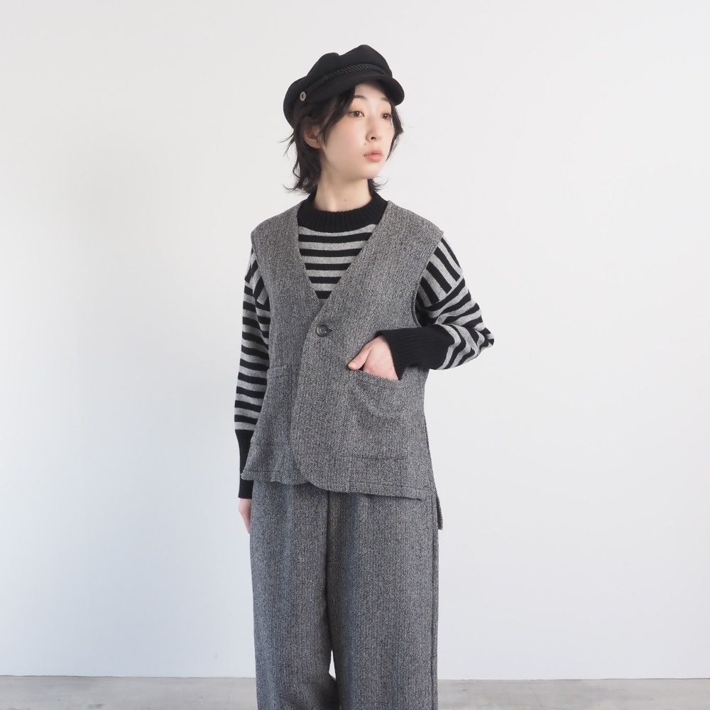 ヘリンボーンネップツイード スリットベスト　ベストを着た女性の正面