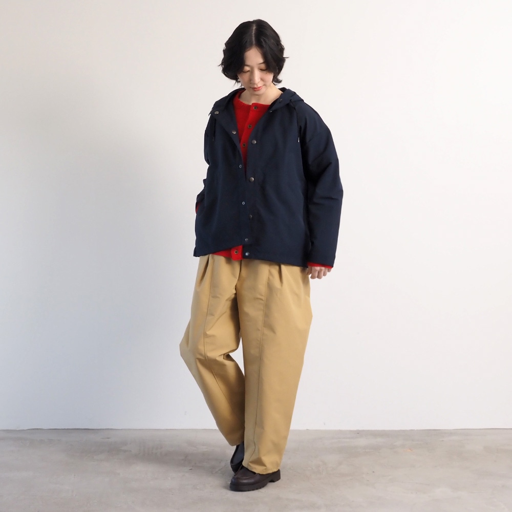 T/Cウェザー撥水加工 マウンテンパーカー　ジャケットを着た女性の全身