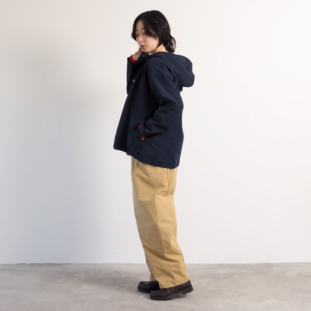 T/Cウェザー撥水加工 マウンテンパーカー　ジャケットを着た女性の全身