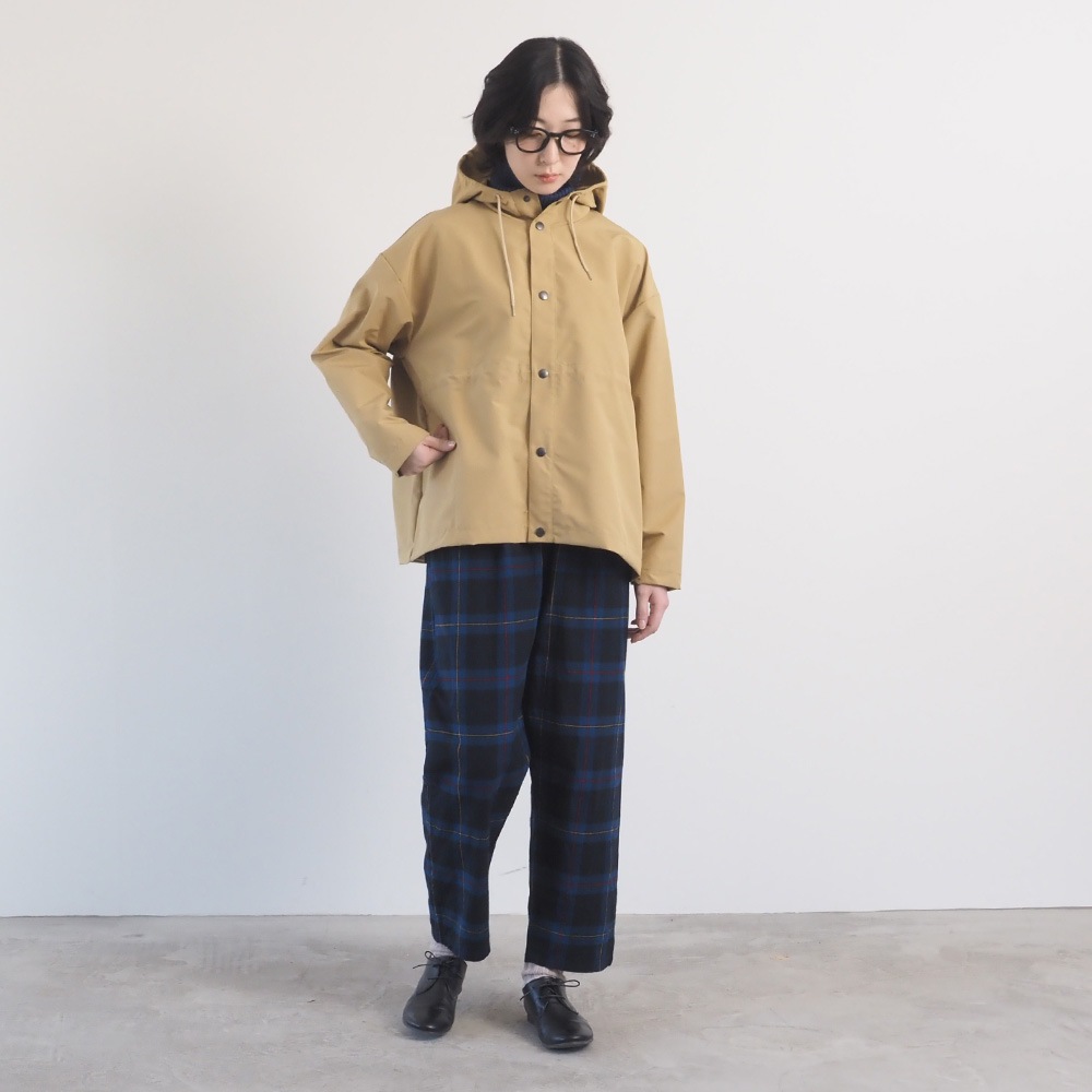 T/Cウェザー撥水加工 マウンテンパーカー　ジャケットを着た女性の全身