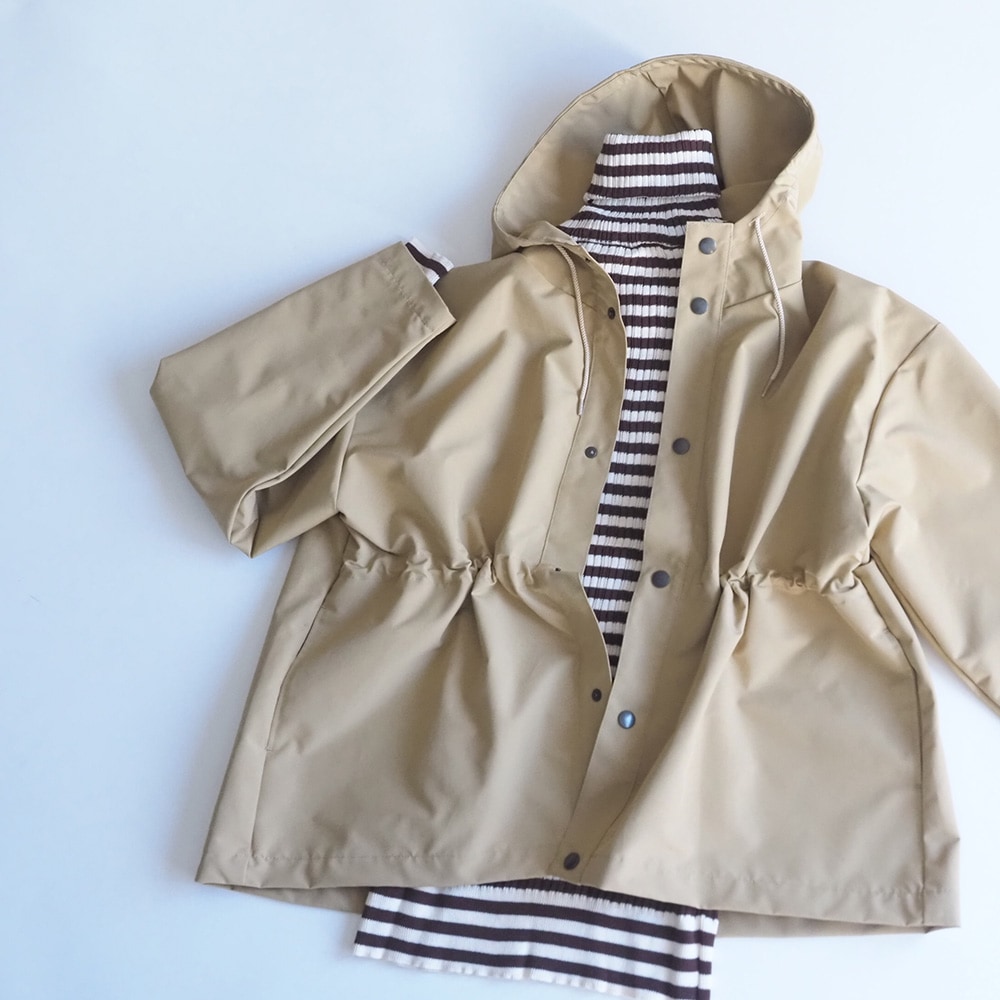 T/Cウェザー撥水加工 マウンテンパーカー　ジャケットを着た女性の正面