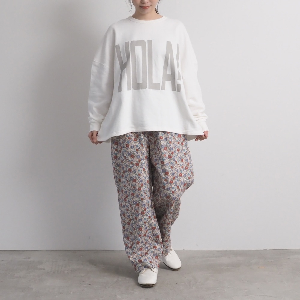 30/10セントラル裏毛 HOLA!プリントPO プルオーバーを着た女性の全身