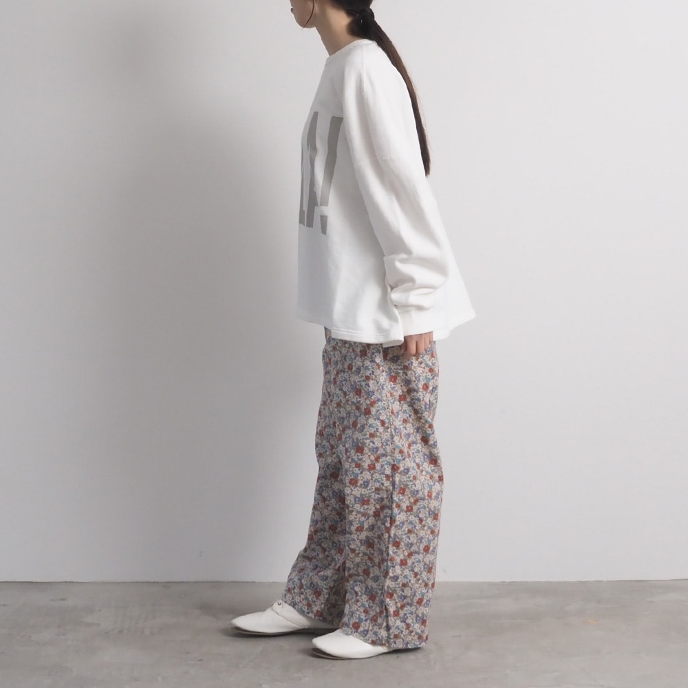 30/10セントラル裏毛 HOLA!プリントPO プルオーバーを着た女性の全身