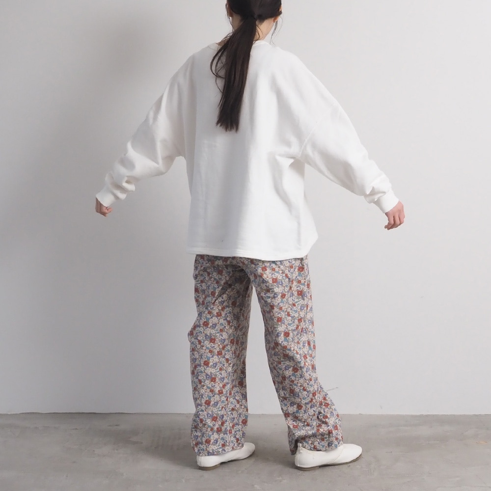 30/10セントラル裏毛 HOLA!プリントPO プルオーバーを着た女性の全身