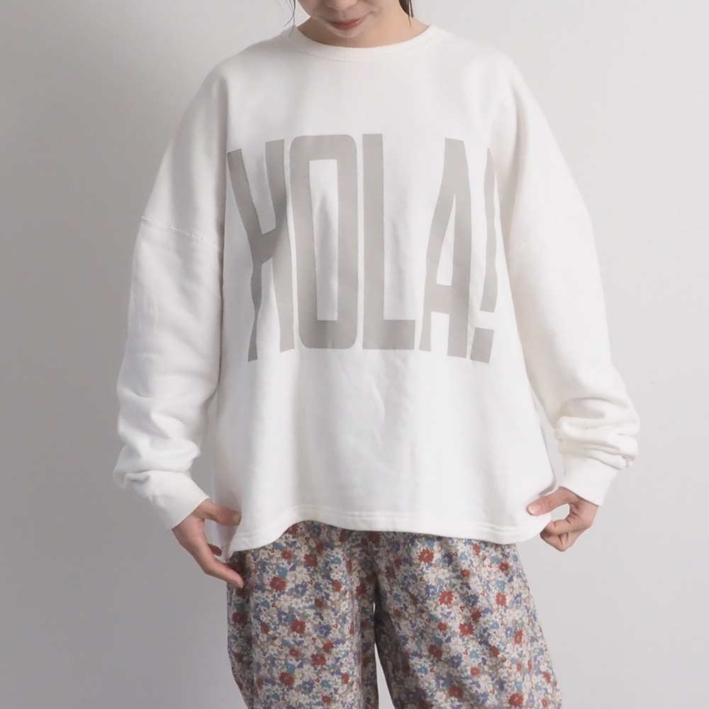 30/10セントラル裏毛 HOLA!プリントPO プルオーバーを着た女性の全身