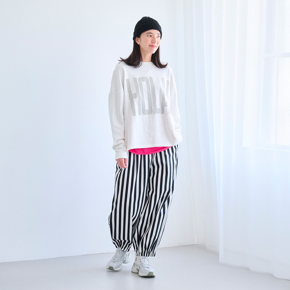 30/10セントラル裏毛 HOLA!プリントPO プルオーバーを着た女性の全身