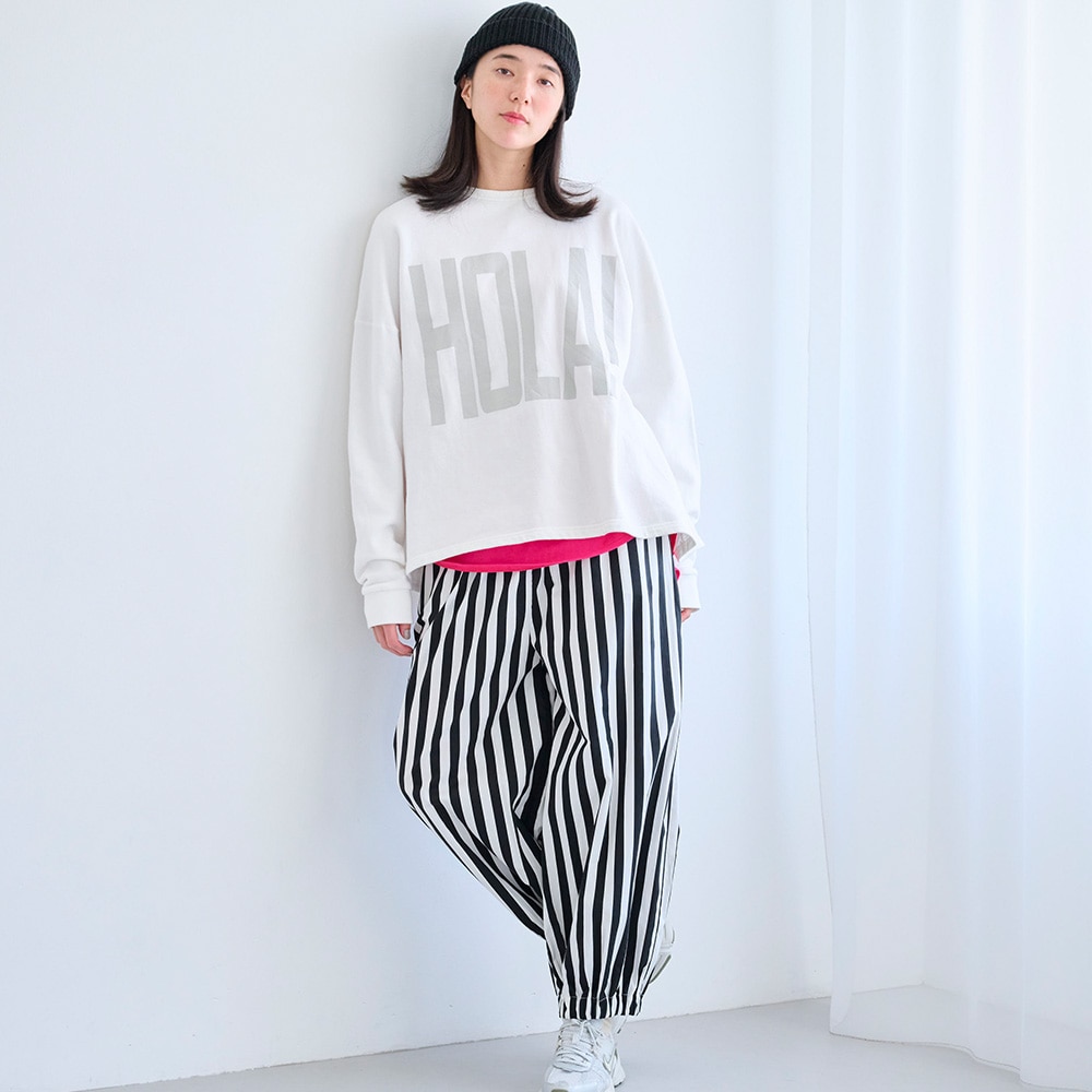 30/10セントラル裏毛 HOLA!プリントPO プルオーバーを着た女性の全身