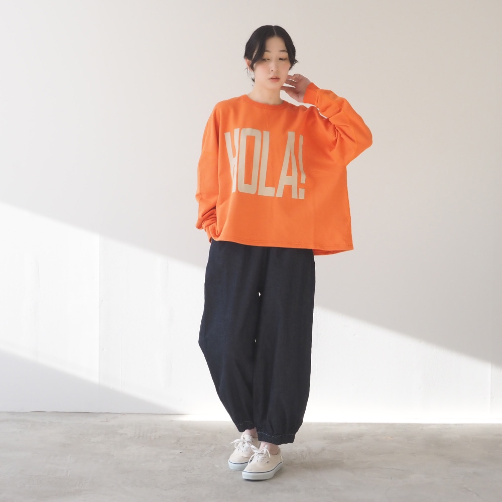 30/10セントラル裏毛 HOLA!プリントPO プルオーバーを着た女性の全身