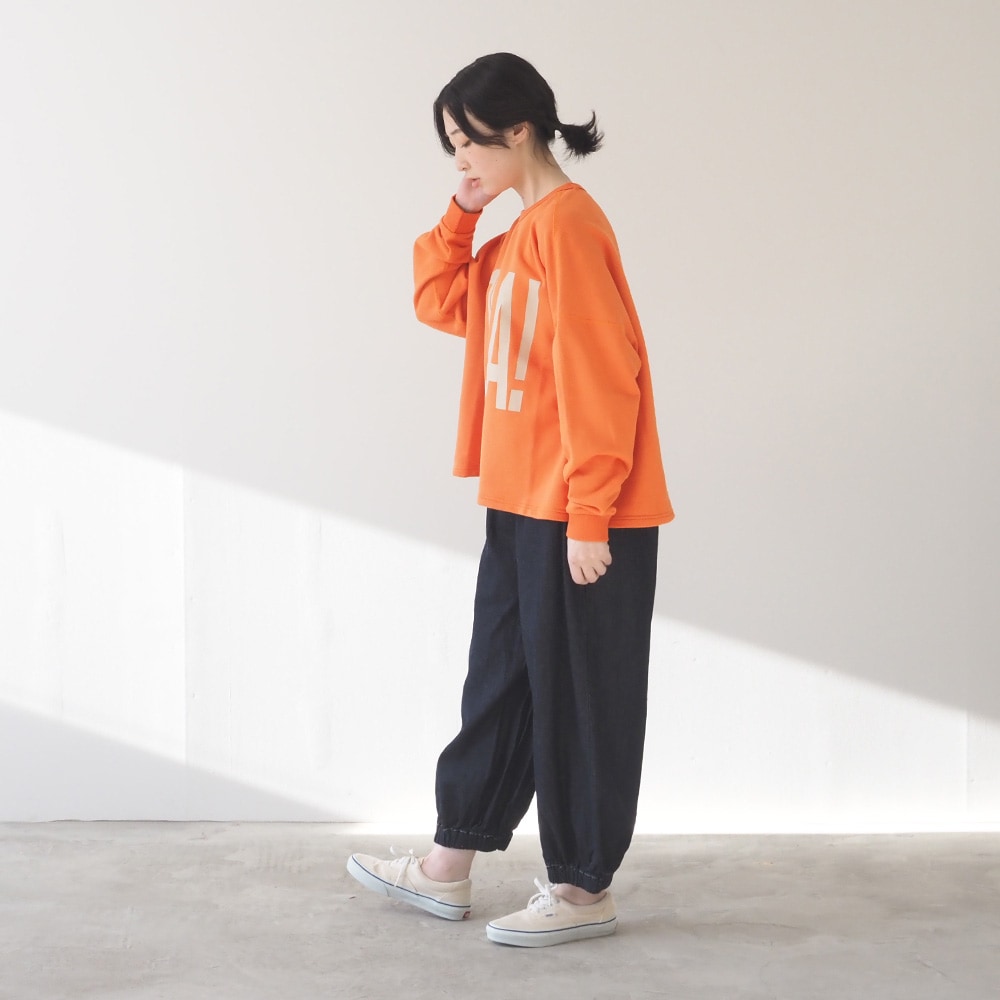 30/10セントラル裏毛 HOLA!プリントPO プルオーバーを着た女性の全身