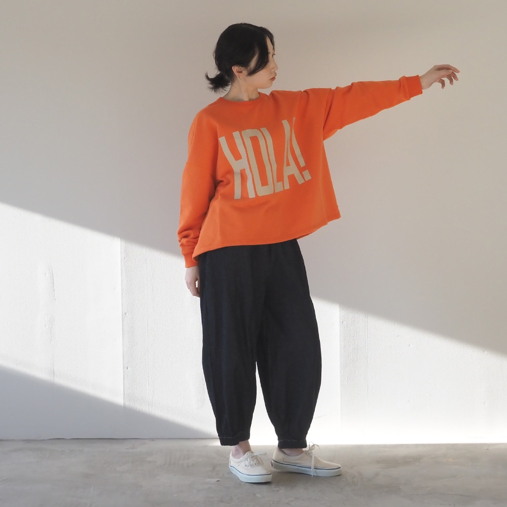 30/10セントラル裏毛 HOLA!プリントPO プルオーバーを着た女性の全身