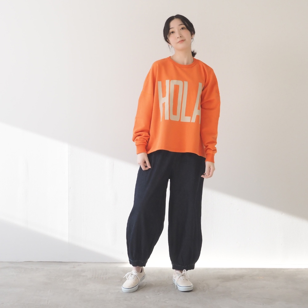 30/10セントラル裏毛 HOLA!プリントPO プルオーバーを着た女性の全身
