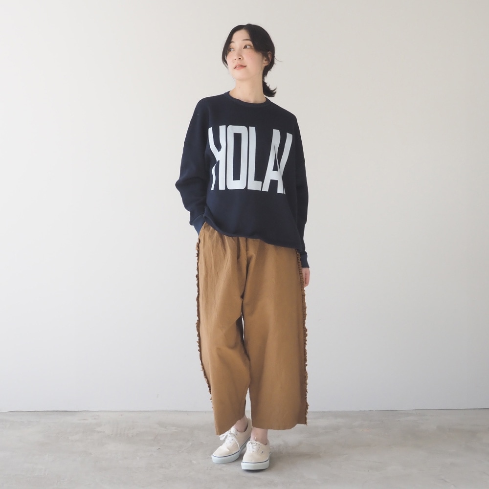 30/10セントラル裏毛 HOLA!プリントPO プルオーバーを着た女性の全身