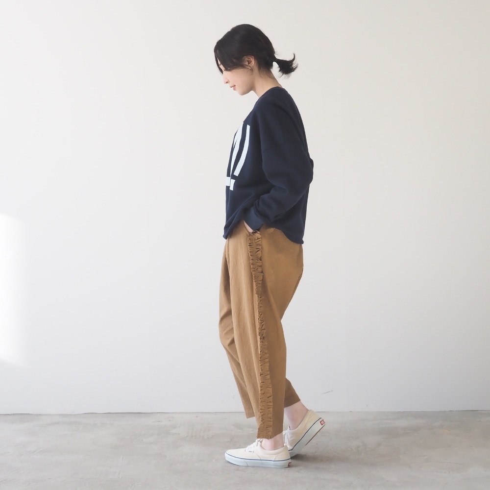 30/10セントラル裏毛 HOLA!プリントPO プルオーバーを着た女性の全身