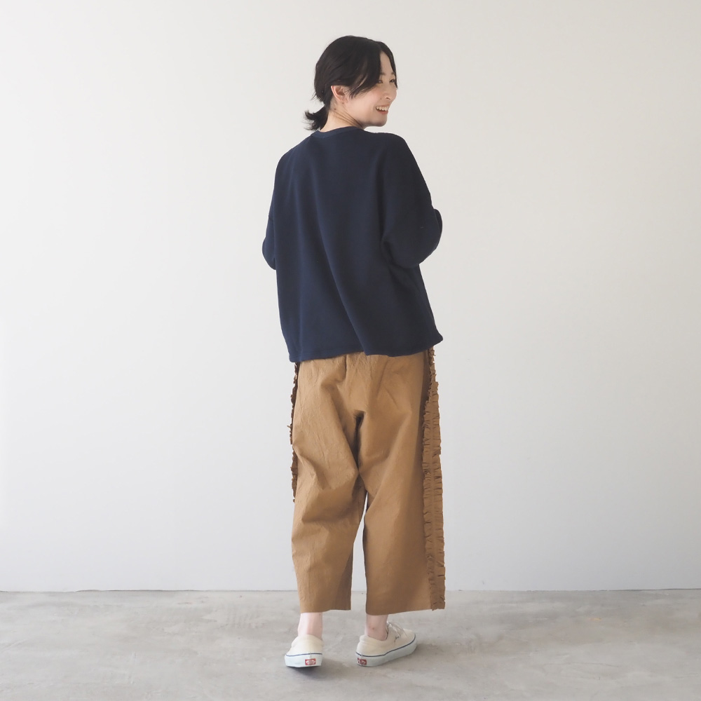 30/10セントラル裏毛 HOLA!プリントPO プルオーバーを着た女性の全身