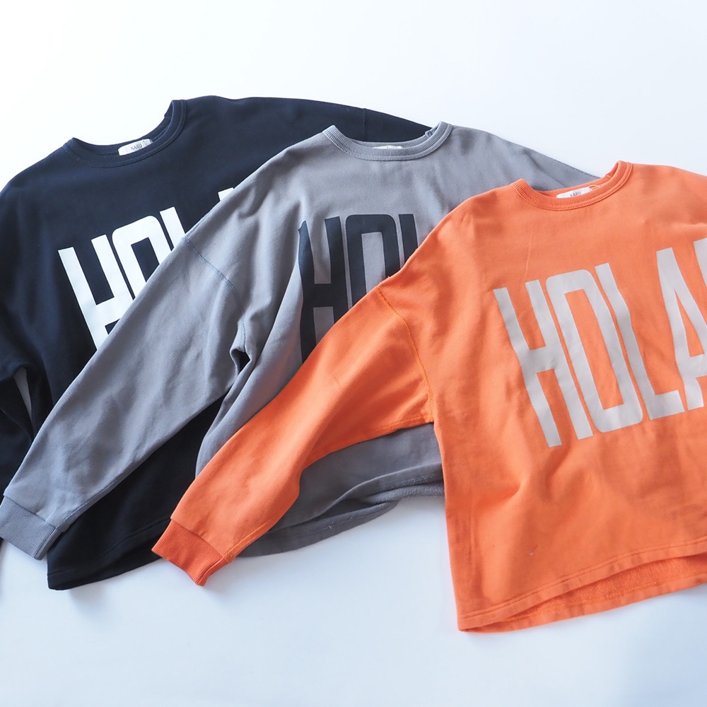 30/10セントラル裏毛 HOLA!プリントPO プルオーバーを着た女性の正面