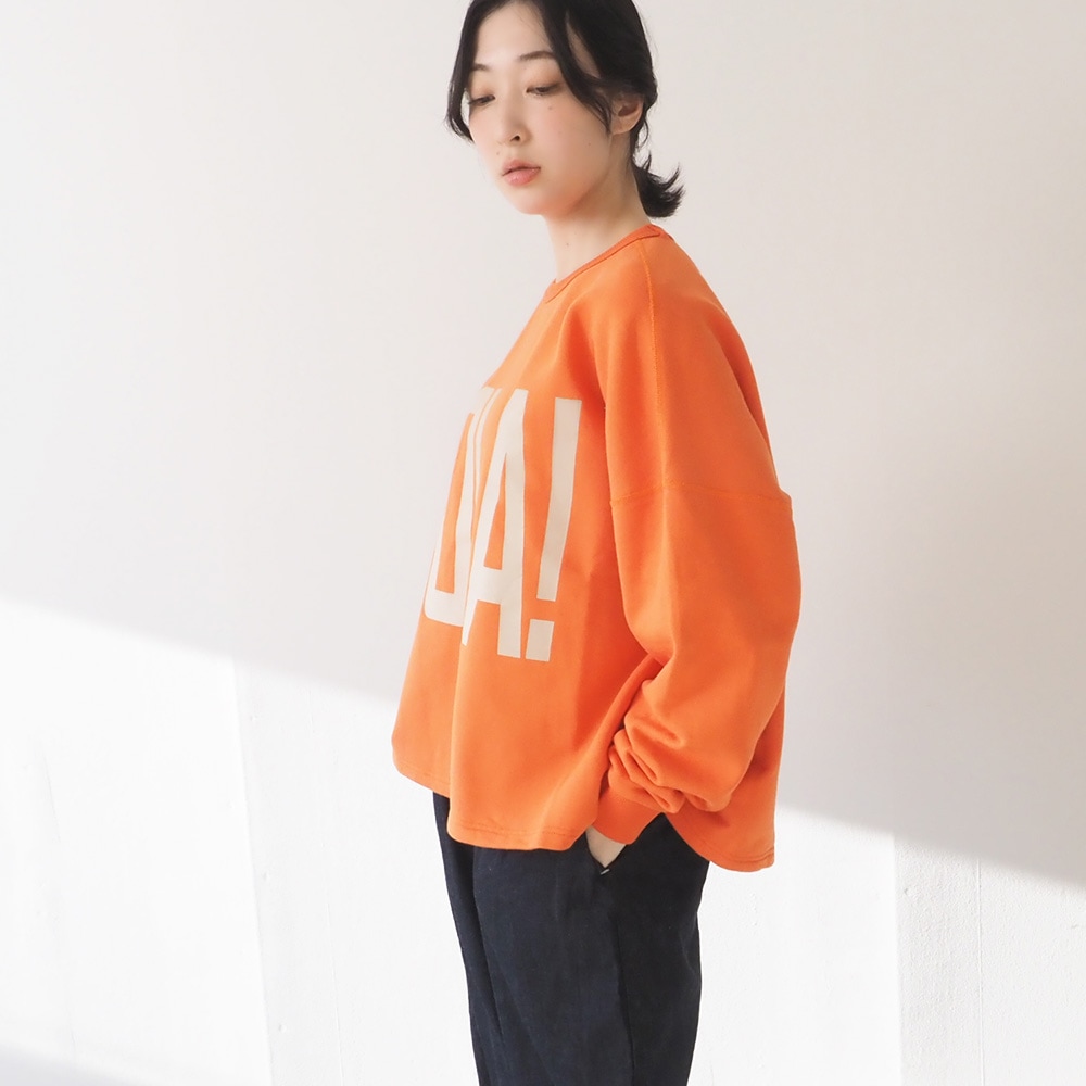 30/10セントラル裏毛 HOLA!プリントPO プルオーバーを着た女性の正面