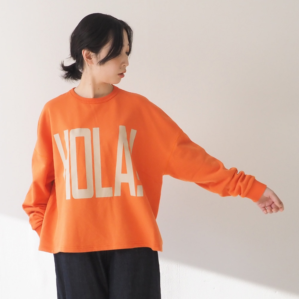 30/10セントラル裏毛 HOLA!プリントPO プルオーバーを着た女性の正面