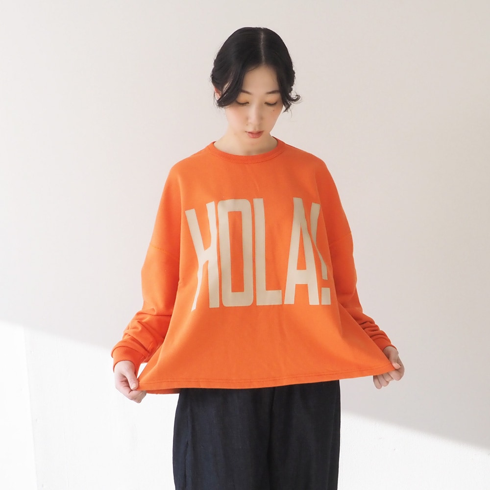 30/10セントラル裏毛 HOLA!プリントPO プルオーバーを着た女性の正面