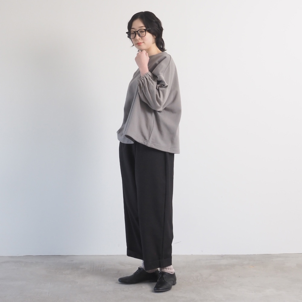 30/10セントラル裏毛×シーチングハンドワッシャー ワイドPO　プルオーバーを着た女性の全身