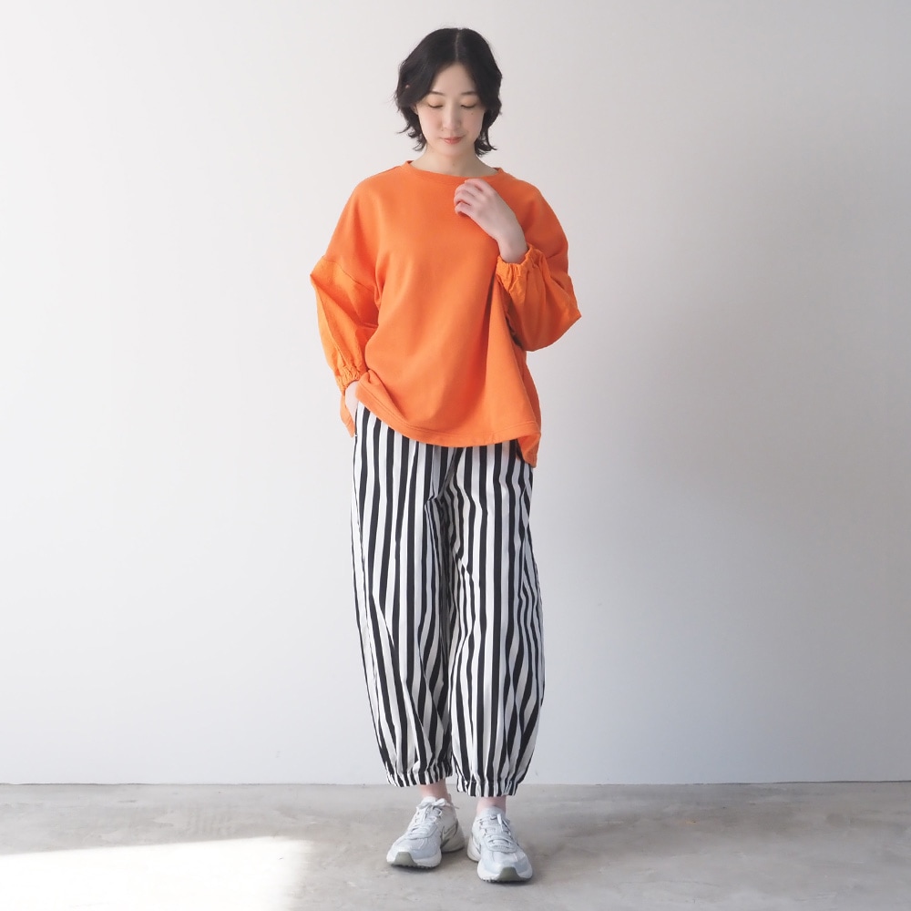 30/10セントラル裏毛×シーチングハンドワッシャー ワイドPO　プルオーバーを着た女性の全身