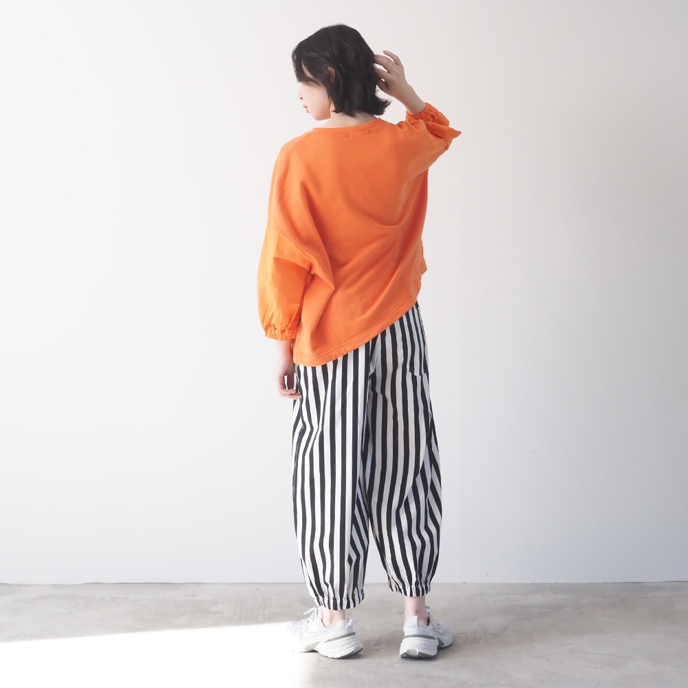 30/10セントラル裏毛×シーチングハンドワッシャー ワイドPO　プルオーバーを着た女性の全身