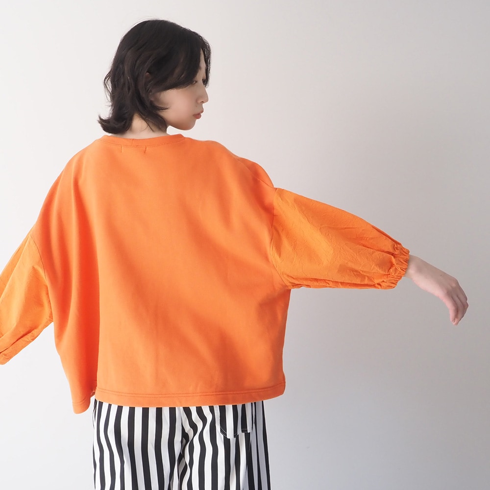 30/10セントラル裏毛×シーチングハンドワッシャー ワイドPO　プルオーバーを着た女性の正面