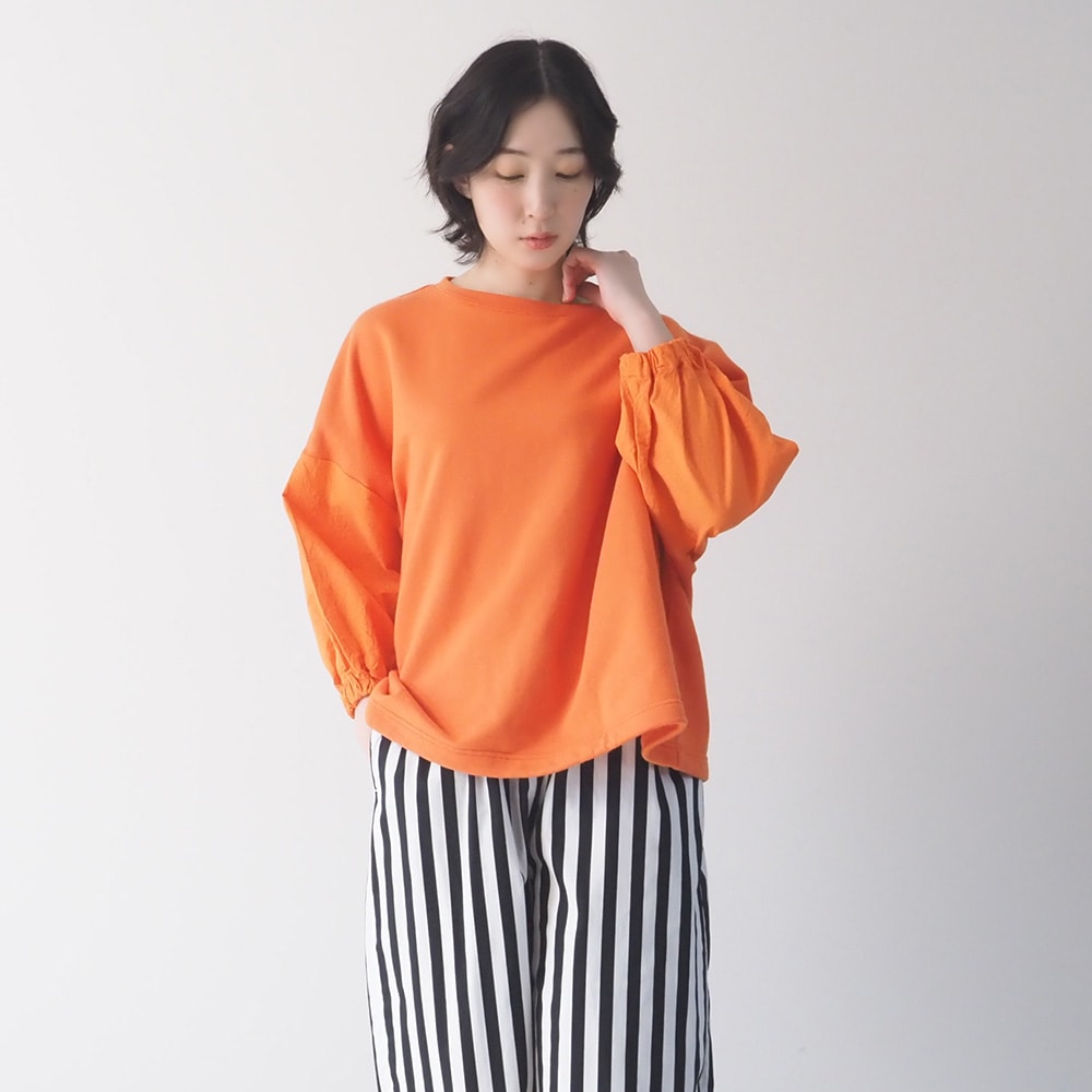 30/10セントラル裏毛×シーチングハンドワッシャー ワイドPO　プルオーバーを着た女性の正面