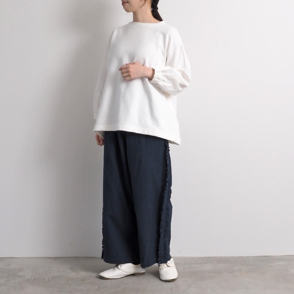 30/10セントラル裏毛×シーチングハンドワッシャー ワイドPO　プルオーバーを着た女性の全身