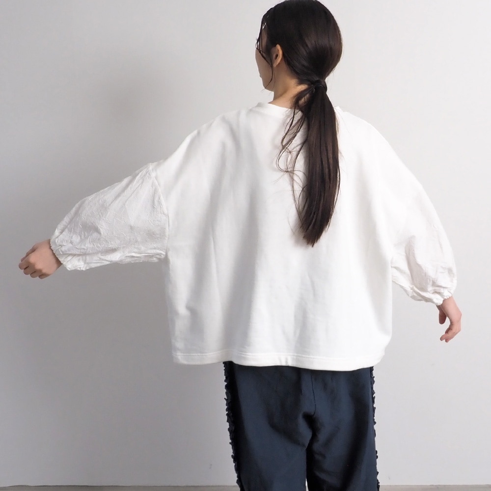 30/10セントラル裏毛×シーチングハンドワッシャー ワイドPO　プルオーバーを着た女性の全身