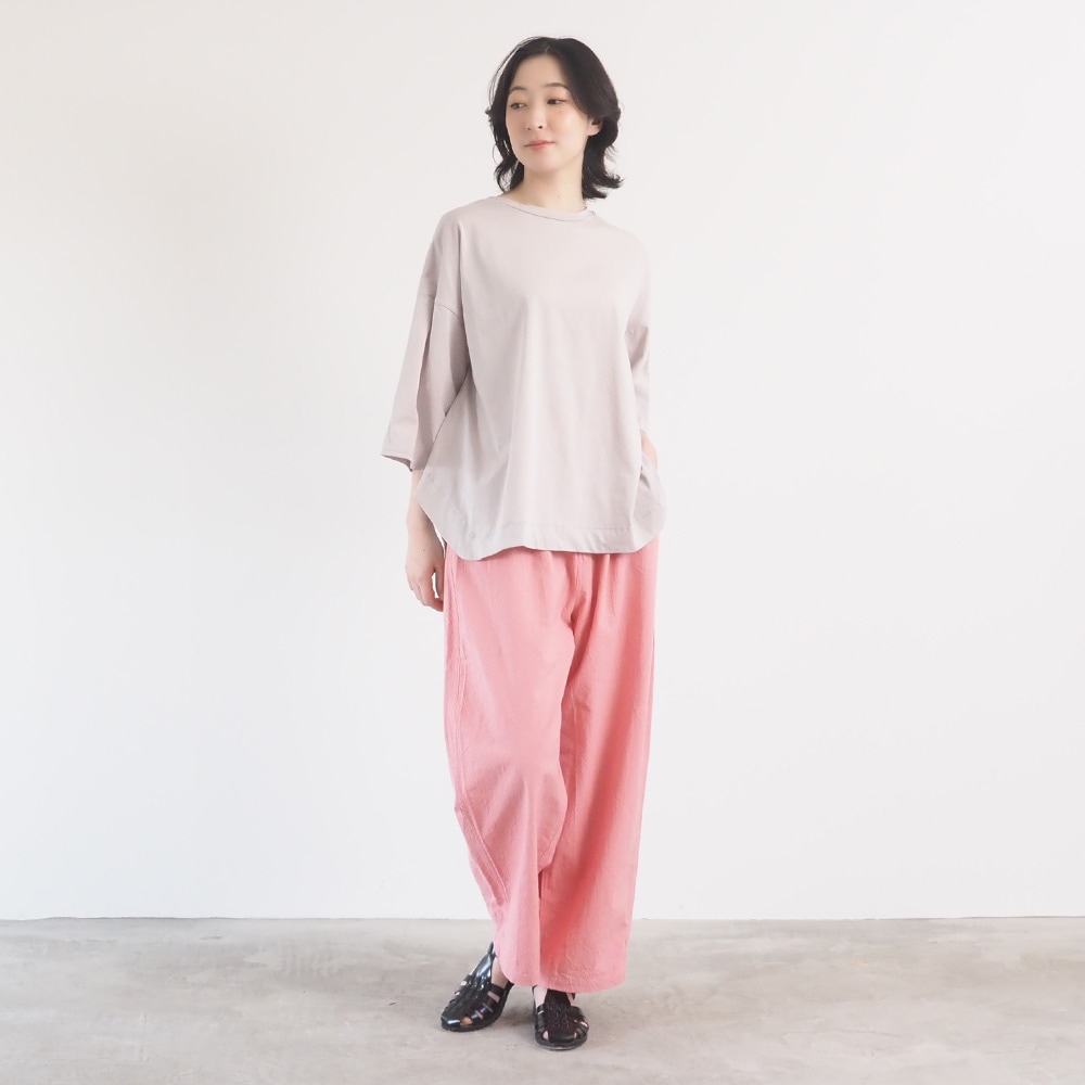 72/2サイロ アクアスウェイシャツ Tシャツを着た女性の全身