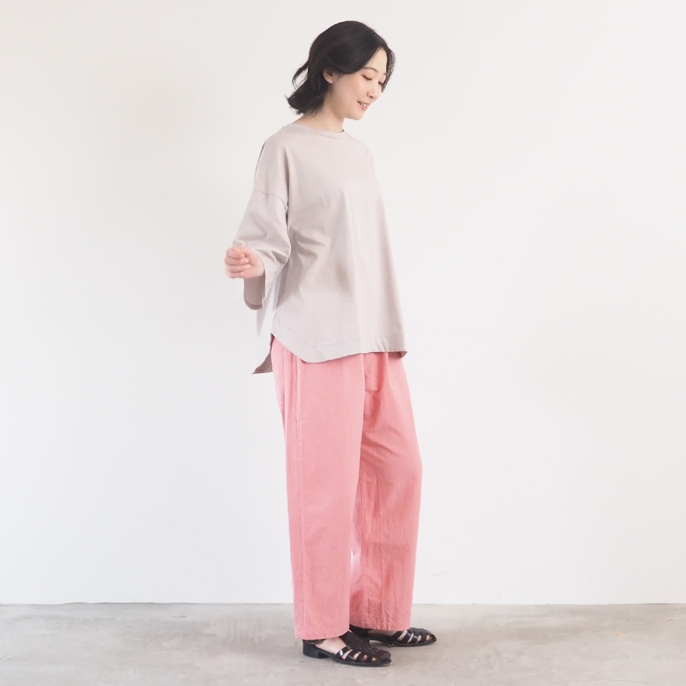 72/2サイロ アクアスウェイシャツ Tシャツを着た女性の全身